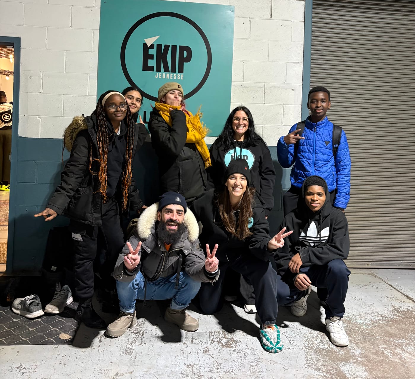Nancy et un groupe devant Ékip
